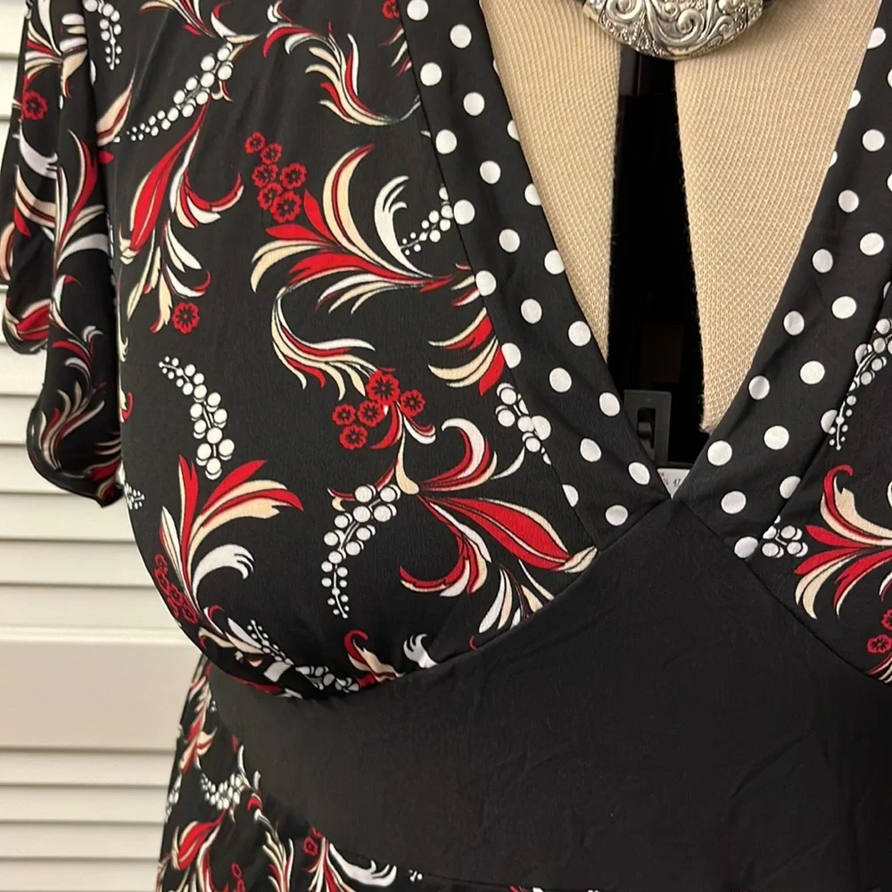 Black, red, and off white Carducci knit tie back top empire waist v-neck size 3X - Picture 3 of 5